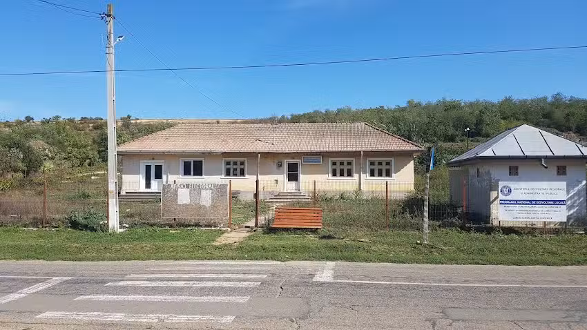 Școala cu clasele I-IV din Floriile