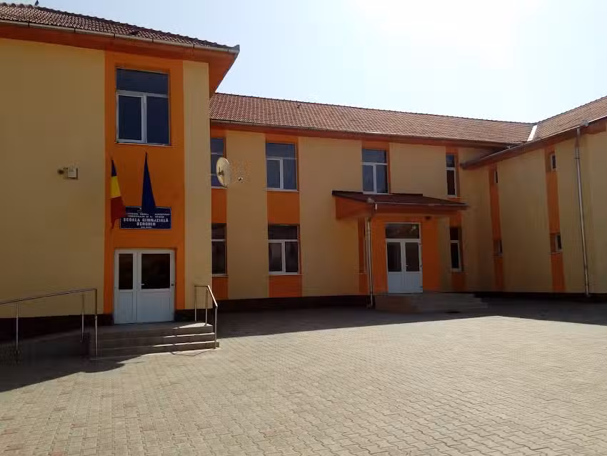 ŞCOALA CU CLASELE I-VIII BERGHIN