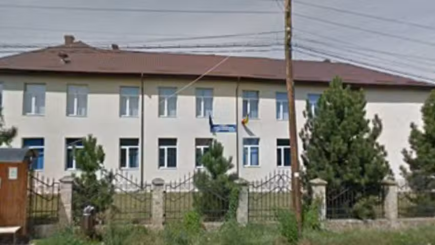 ŞCOALA CU CLASELE I-VIII DOBRENI