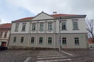 Tam&aacute;si &Aacute;ron &Aacute;ltal&aacute;nos Iskola